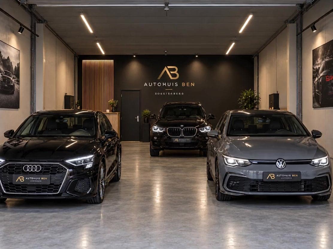 Drie auto's in de showroom van Autohuis Ben